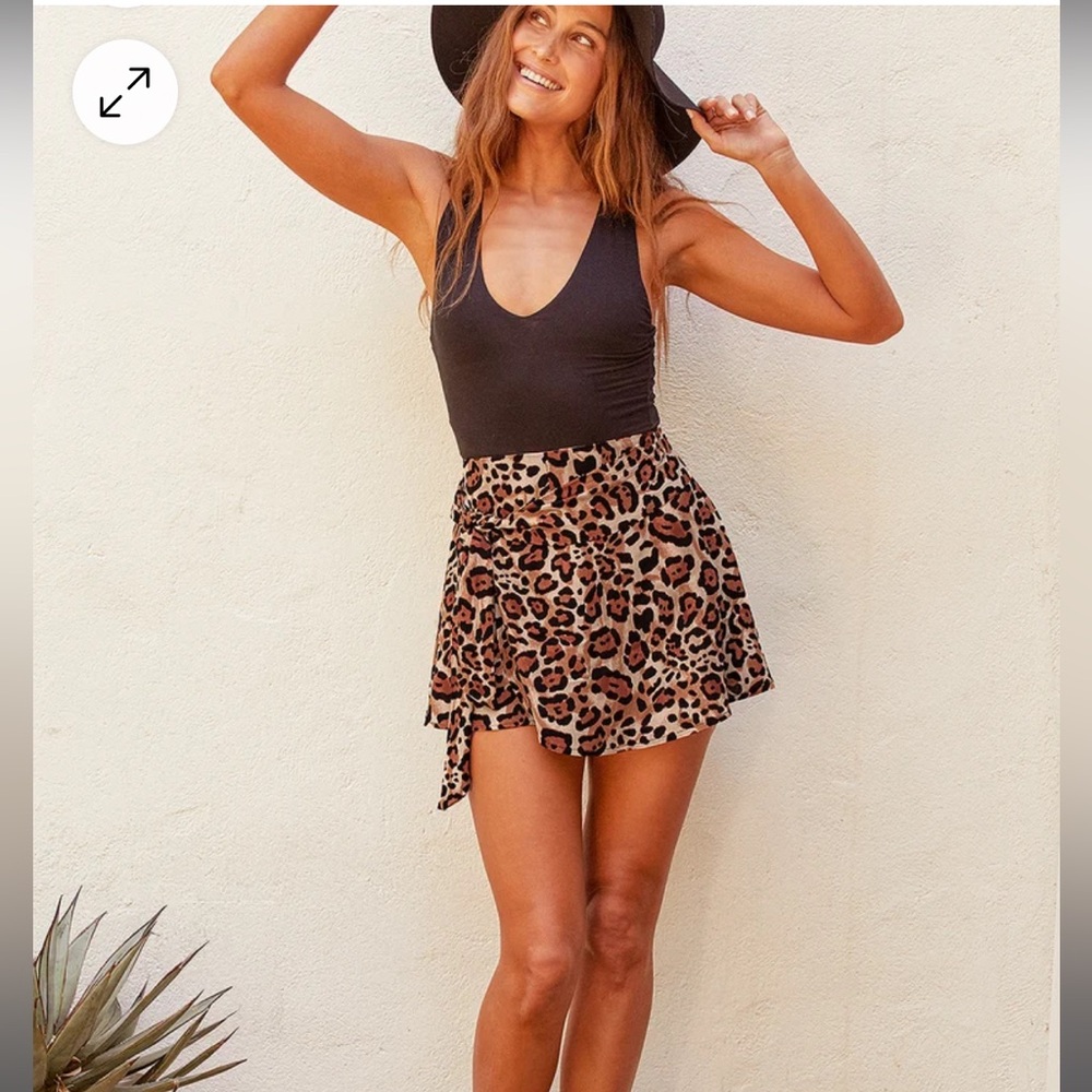 Lulus leopard print tie front skort. NWT! Size medium.